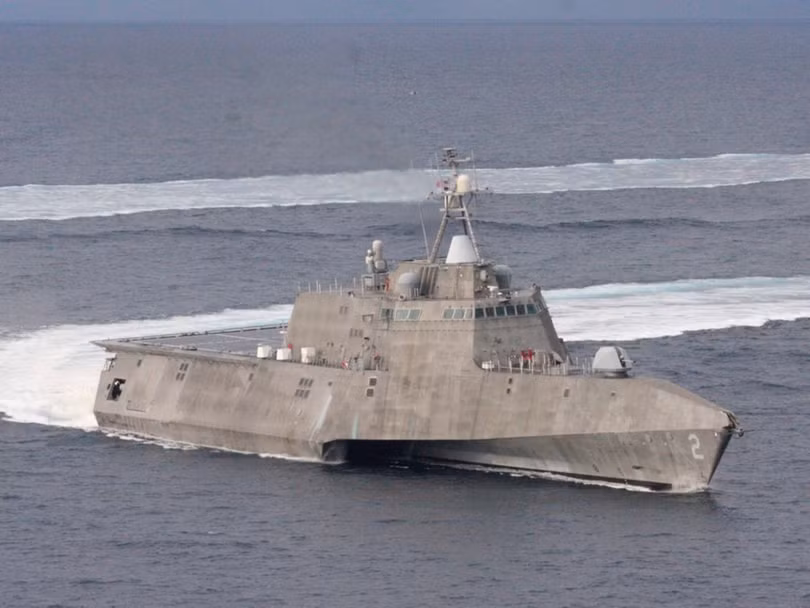 Tàu chiến ven biển (LCS) lớp Independent có concept tương tự lớp Freedom nhưng được thiết kế theo kiểu trimaran. Chương trình LCS bị chỉ trích dữ dội vì hỏa lực kém, nhiều lỗi kỹ thuật. dan tau chien mat nuoc khong doi thu cua hai quan my