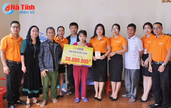 shb ha tinh trao 30 trieu dong ho tro benh nhan ung thu