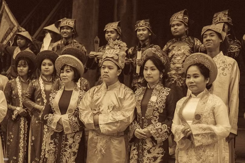 dan chuyen su tai hien cac thoi ky vang son cua dan toc qua anh ky yeu