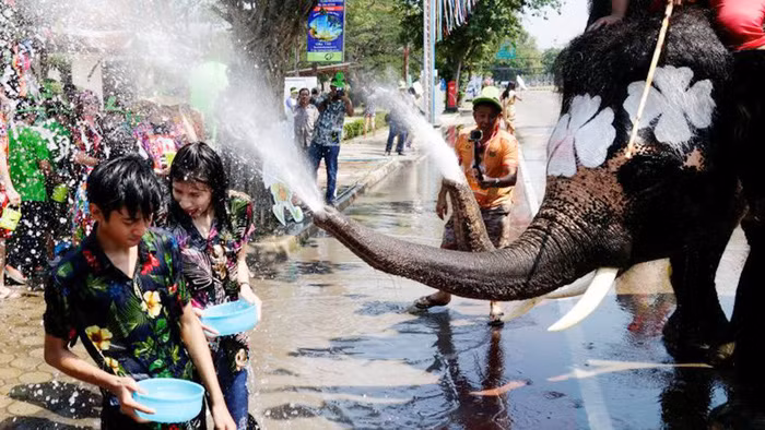 dan thai vui qua voi tet songkran hon 400 nguoi chet do tai nan