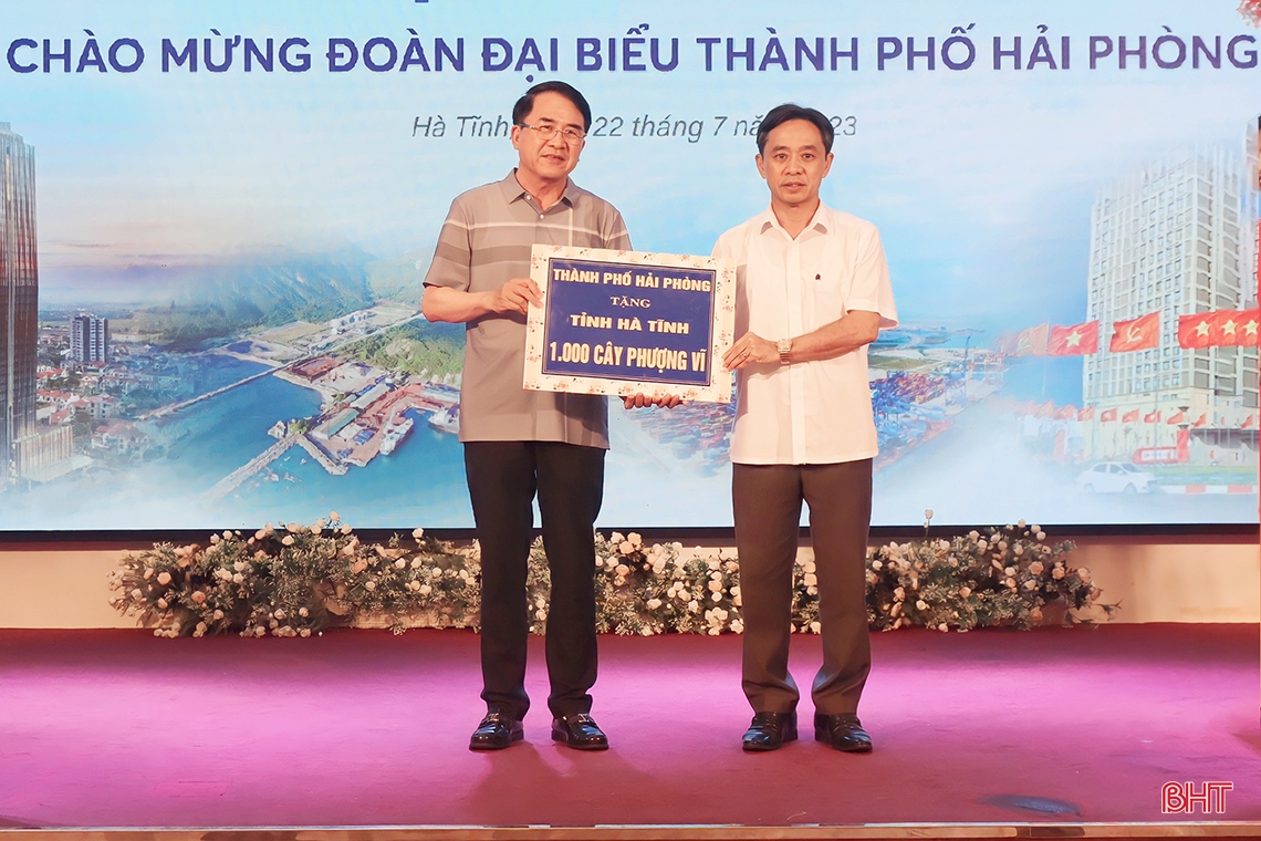 TP Hải Phòng trao tặng tỉnh Hà Tĩnh 20 căn nhà tình nghĩa trị giá 1 tỷ đồng