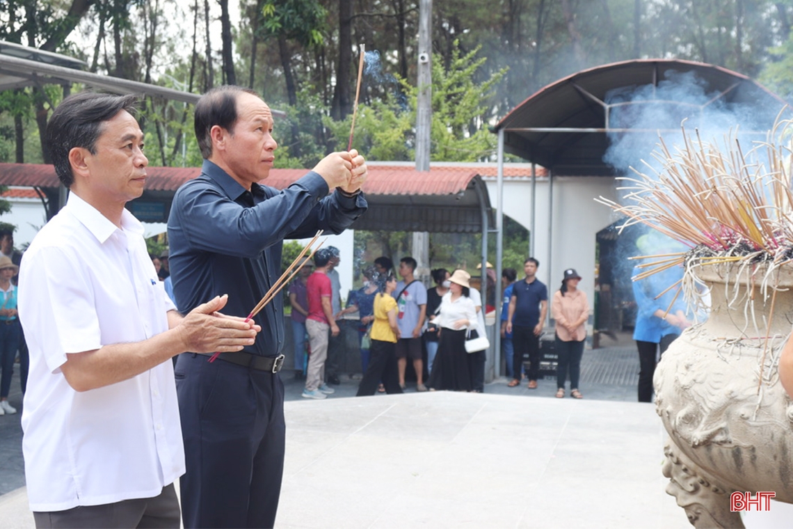 Đoàn công tác TP Hải Phòng dâng hương tại các địa chỉ đỏ ở Hà Tĩnh