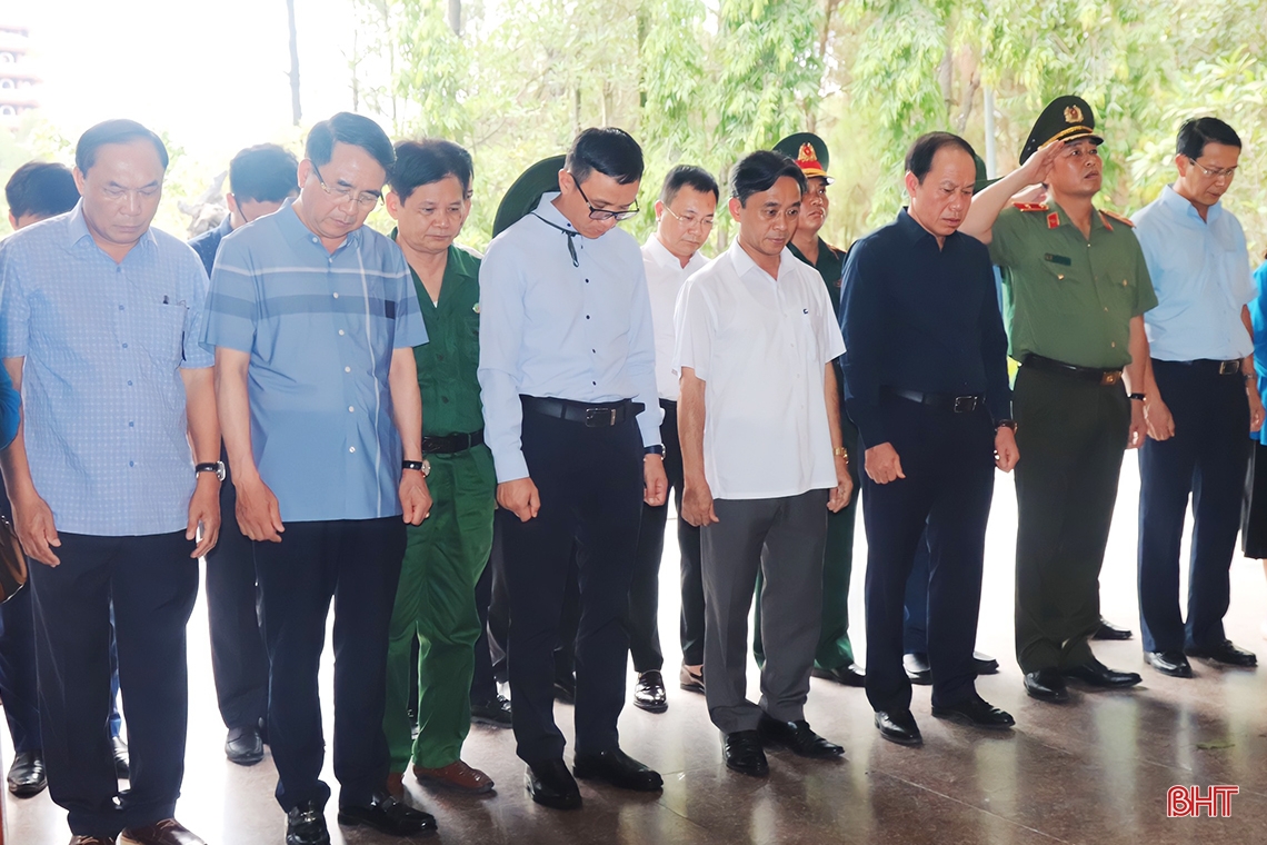 Đoàn công tác TP Hải Phòng dâng hương tại các địa chỉ đỏ ở Hà Tĩnh