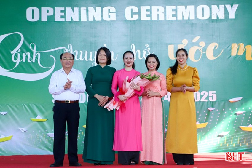 Đại diện chính quyền, Phòng GD&amp;ĐT thành phố Hà Tĩnh tặng hoa chúc mừng tập thể cán bộ, giáo viên, học sinh nhà trường nhân dịp khai giảng năm học mới.