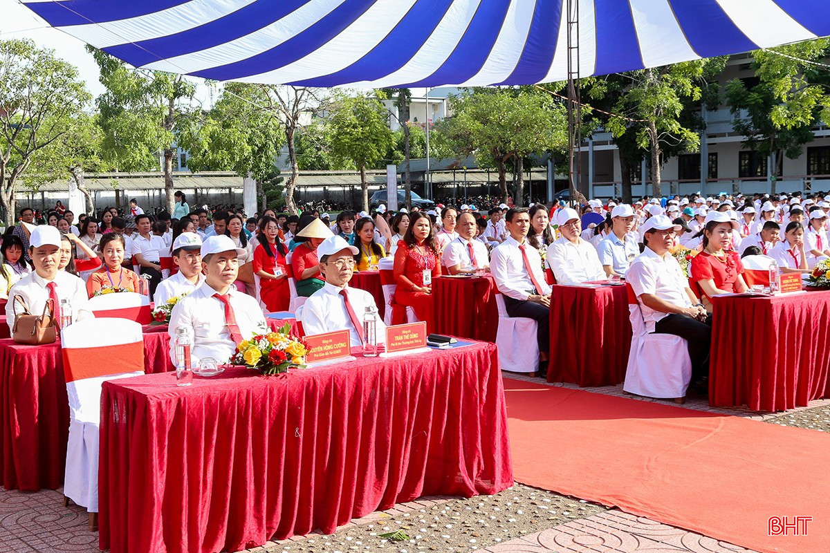 Lãnh đạo tỉnh và TP Hà Tĩnh tham dự lễ khai giảng.