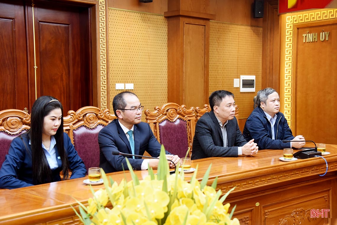 Lãnh đạo tỉnh Hà Tĩnh tiếp nhận 2 tỷ đồng hỗ trợ an sinh xã hội từ BIDV, Vietcombank, VietinBank