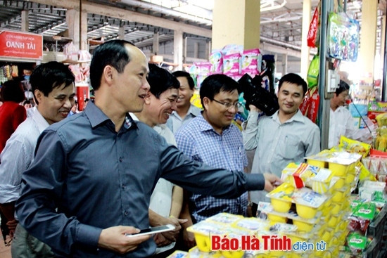 Phó Chủ tịch UBND tỉnh Nguyễn Hồng Lĩnh kiểm tra hoạt động kinh doanh tại Trung tâm thương mại Chợ Hội (Cẩm Xuyên). Phó Chủ tịch UBND tỉnh Nguyễn Hồng Lĩnh kiểm tra hoạt động kinh doanh tại Trung tâm thương mại Chợ Hội (Cẩm Xuyên).