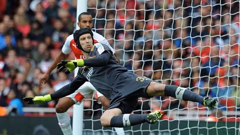 Cech là một trong số không nhiều cầu thủ từ Chelsea sang Arsenal hoặc ngược lại
