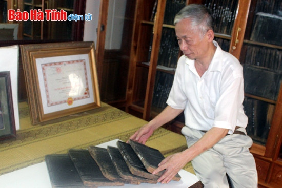 Giáo sư, Viện sỹ Nguyễn Huy Mỹ bên gia tài mộc bản của dòng họ đang được lưu giữ tại gia đình.
