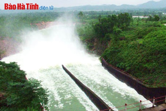 Tràn Kẻ Gỗ xả lũ (Ảnh tư liệu)