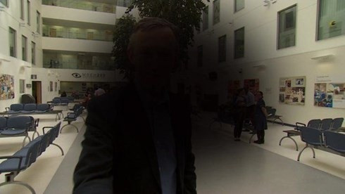 Ca cấy ghép mắt điện tử đầu tiên trên thế giới ảnh 1