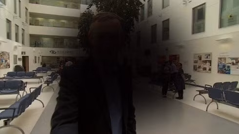 Ca cấy ghép mắt điện tử đầu tiên trên thế giới ảnh 1