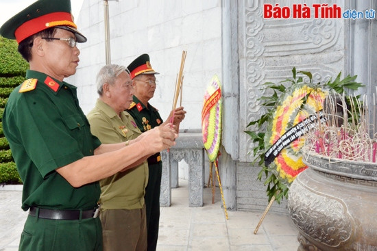 Ban liên lạc CCB quân tình nguyện và chuyên gia quân sự VN giúp Lào tỉnh Bắc Giang thắp hương tại nghĩa trang Việt Lào Ban liên lạc CCB quân tình nguyện và chuyên gia quân sự VN giúp Lào tỉnh Bắc Giang thắp hương tại nghĩa trang Việt Lào