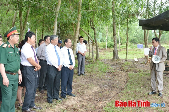 Các đại biểu tham quan hiện trường rà phá bom mìn tại các xã Sơn Lộc (Can Lộc).