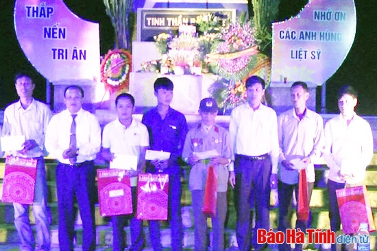 Linh thiêng đêm thắp nến tri ân các anh hùng liệt sỹ ảnh 5