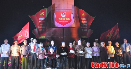 Linh thiêng đêm thắp nến tri ân các anh hùng liệt sỹ ảnh 1