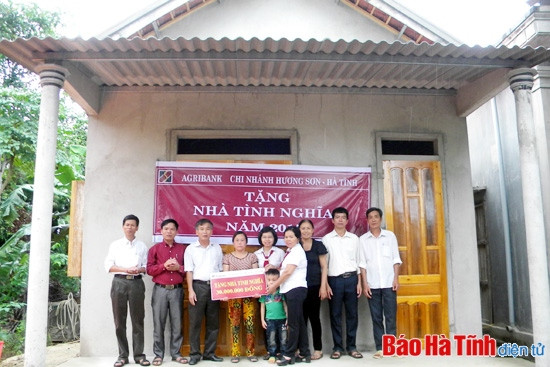 Agribank Hương Sơn tặng nhà tình nghĩa cho gia đình khó khăn ảnh 1