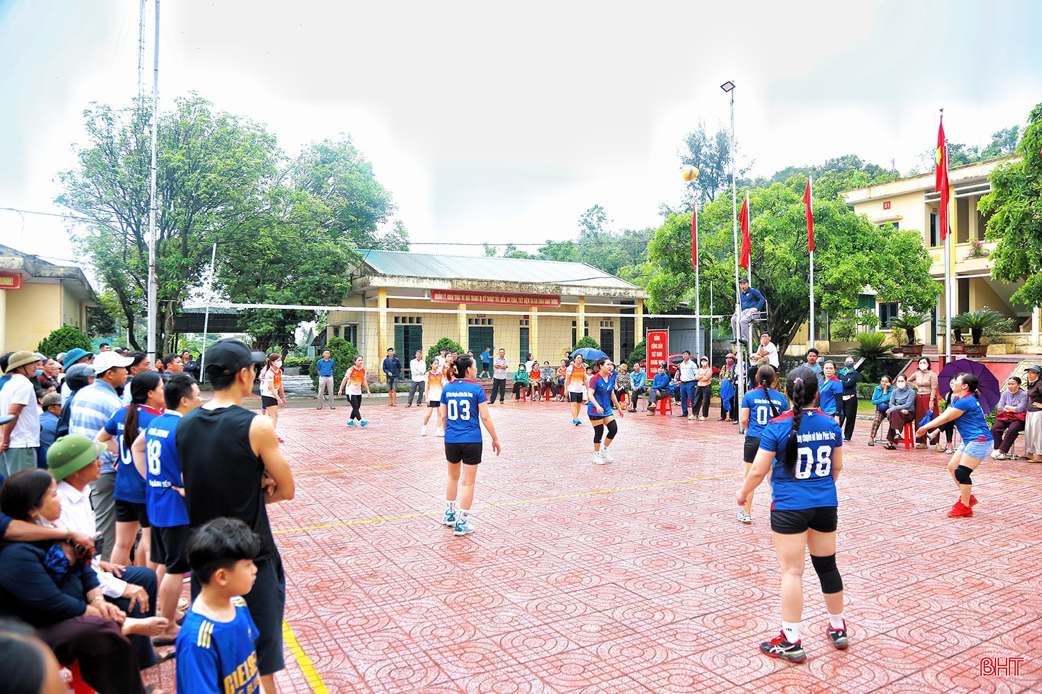 Nằm trong chuỗi sự kiện khai trương du lịch biển Hà Tĩnh năm 2026, sáng 25/4, UBND xã Thiên Cầm tổ chức giải bóng chuyền nữ và giải pickleball.