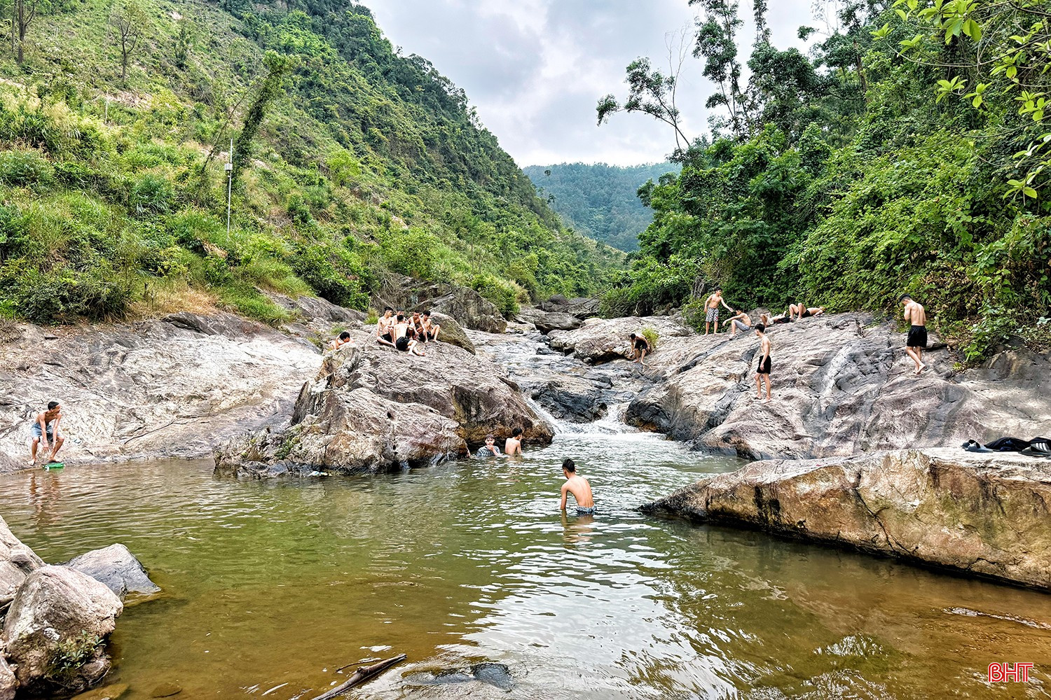 Bất chấp cảnh báo đuối nước, nhiều trẻ em vẫn tắm ở hồ Khe Xai