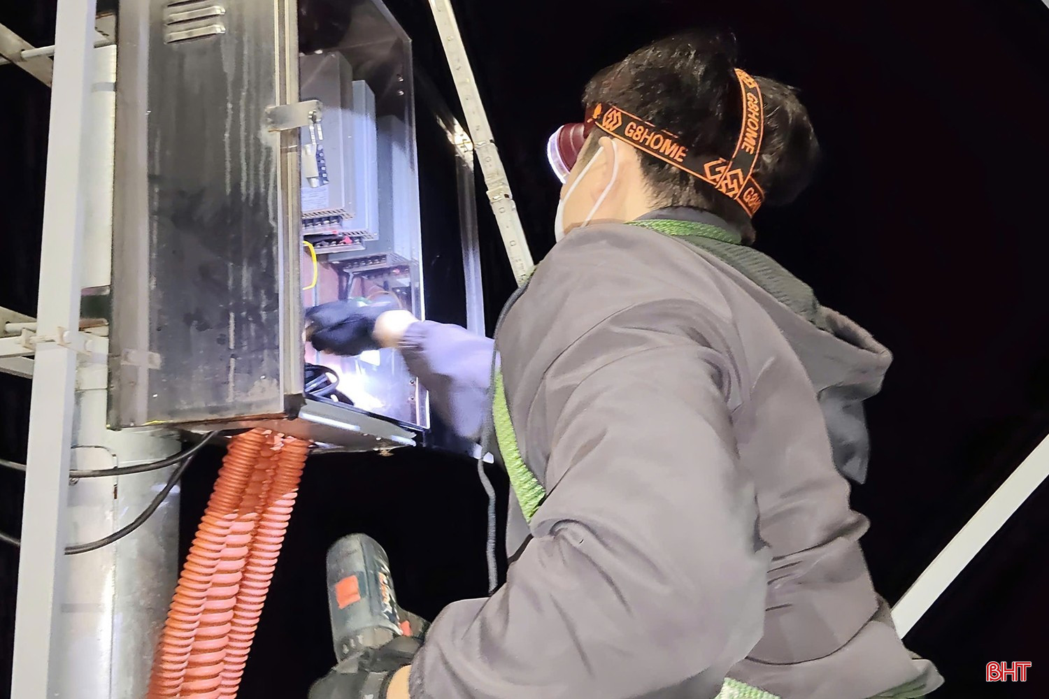 Do mới đưa vào vận hành, các công nhân luôn bám nắm để kiểm tra, đảm bảo an toàn.