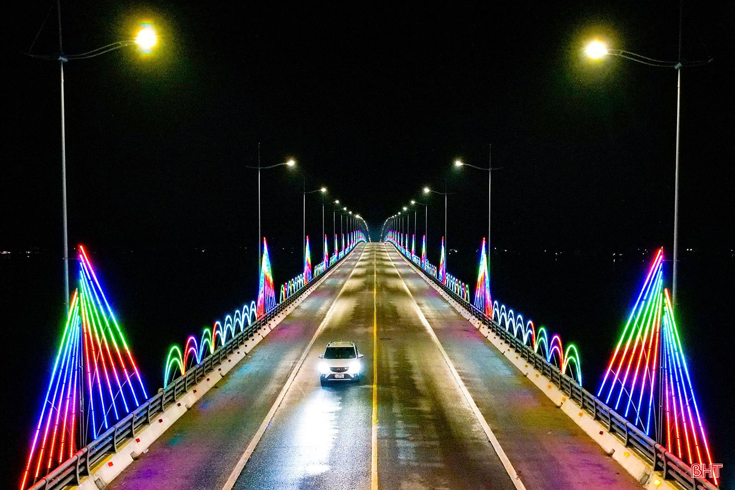 Cây cầu được "khoác áo mới" - rực rỡ vào ban đêm.