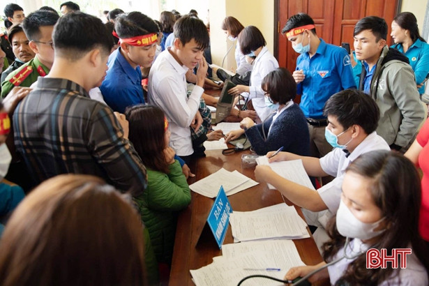 Hơn 400 cán bộ, đoàn viên Hương Khê tình nguyện hiến 268 đơn vị máu 