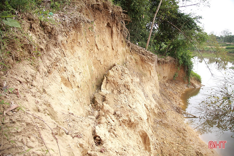 Sạt lở chân cầu treo Chợ Bộng, nhà dân chênh vênh bên bờ sông