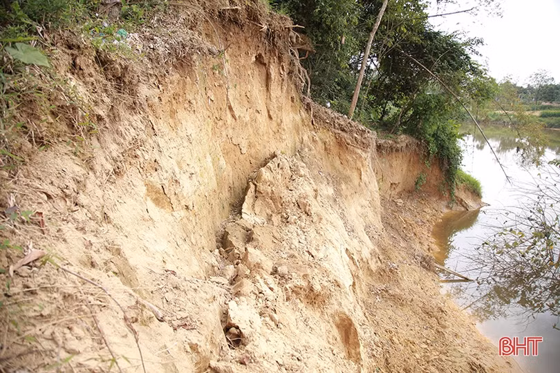 Sạt lở chân cầu treo Chợ Bộng, nhà dân chênh vênh bên bờ sông