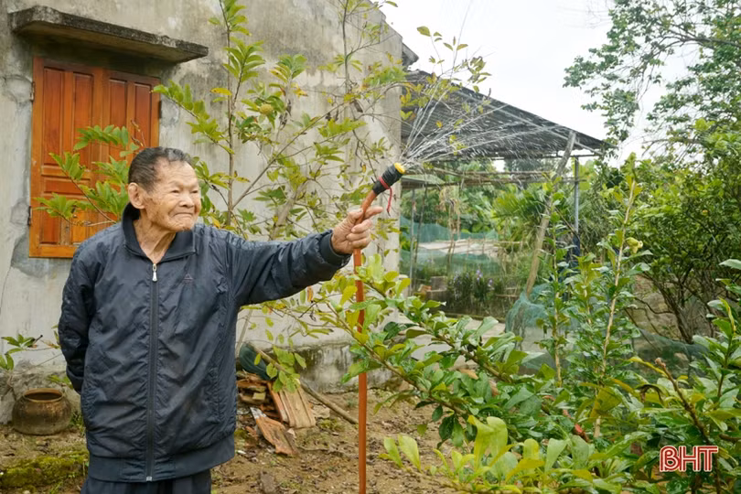 Cụ ông 107 tuổi ở Hà Tĩnh làm thơ, đọc sách không cần đeo kính