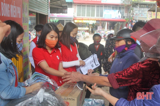 Phát 1.000 khẩu trang và 500 bánh xà phòng cho người dân Vũ Quang