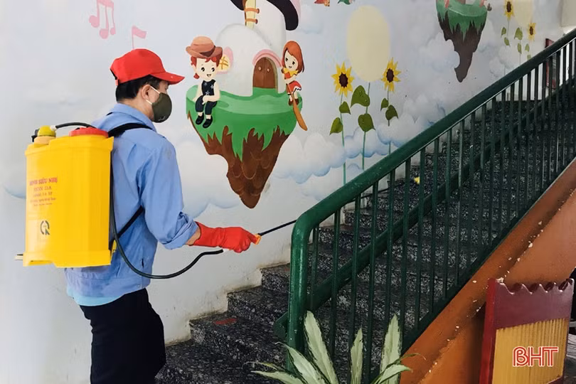 Cô giáo trường Mầm non Trí Đức bám trường trong mùa dịch