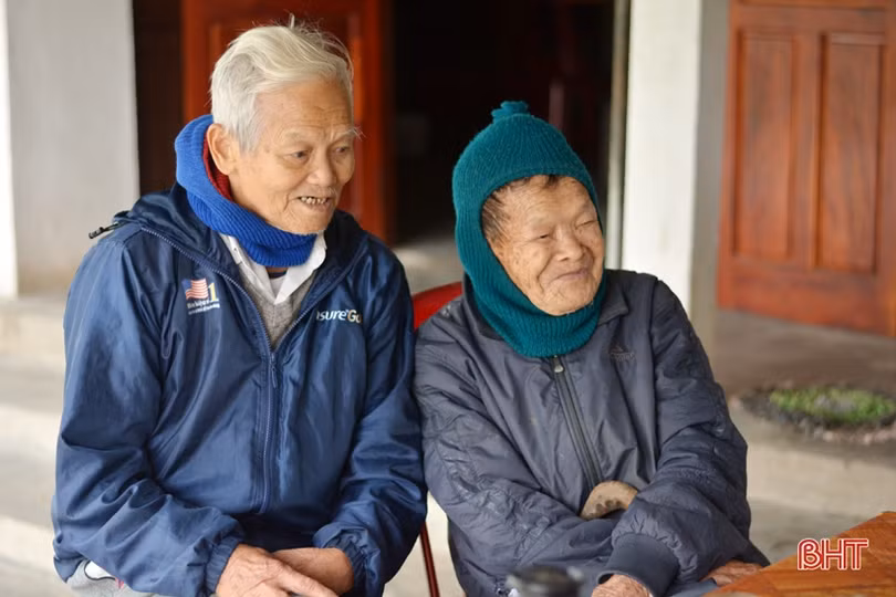 Cụ ông 107 tuổi ở Hà Tĩnh làm thơ, đọc sách không cần đeo kính