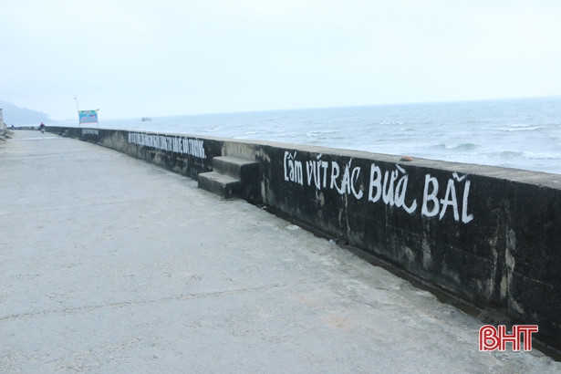 Rác đã được dọn sạch trên kè chắn sóng và bến Cồn Gò Cẩm Nhượng