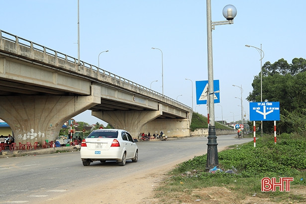 Cần làm gờ giảm tốc và đèn tín hiệu cảnh báo tại nút giao cầu vượt Thạch Linh