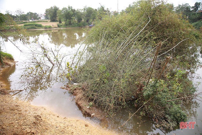 Sạt lở chân cầu treo Chợ Bộng, nhà dân chênh vênh bên bờ sông