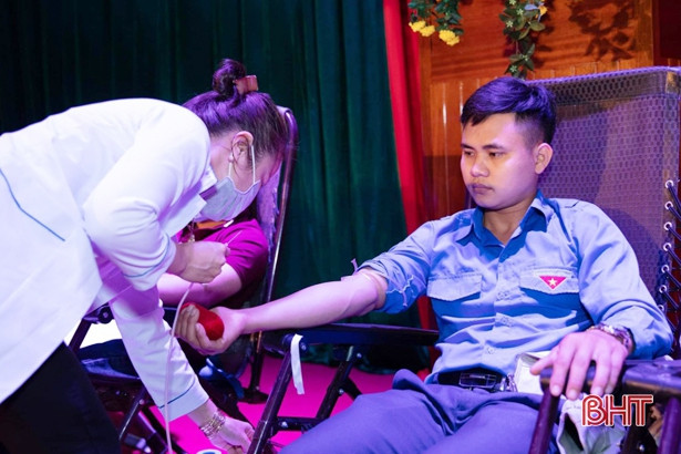 Hơn 400 cán bộ, đoàn viên Hương Khê tình nguyện hiến 268 đơn vị máu 