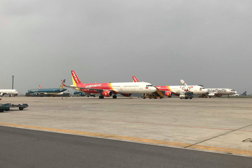 Một góc sân bay Nội Bài nằm cách xa nhà ga, nơi tập trung các máy bay chưa gom được khách. Ảnh: Việt Linh. Hàng không Việt có thể mất 25.000 tỷ trong năm 2020 vì Covid-19