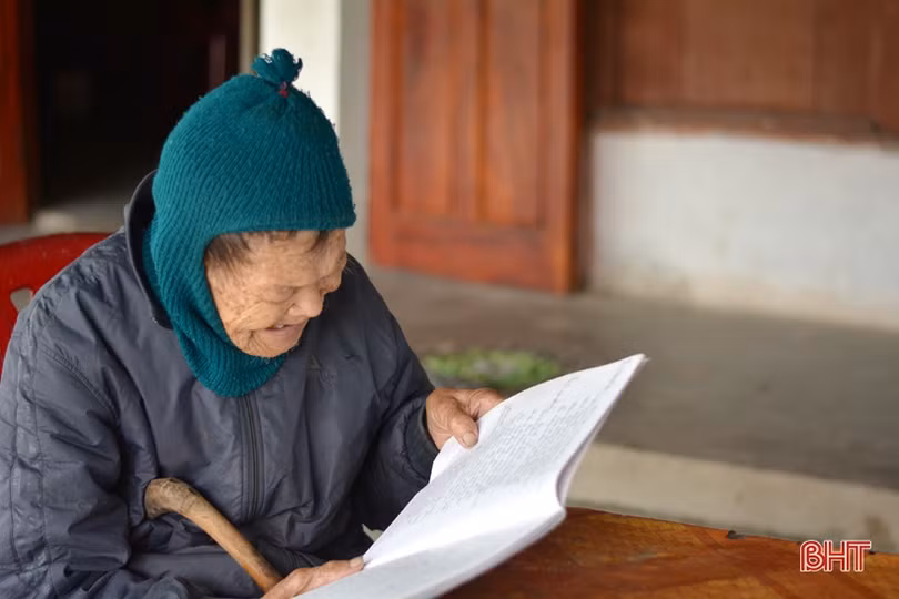 Cụ ông 107 tuổi ở Hà Tĩnh làm thơ, đọc sách không cần đeo kính
