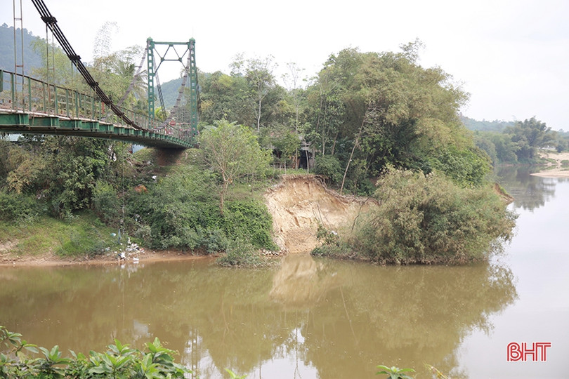 Sạt lở chân cầu treo Chợ Bộng, nhà dân chênh vênh bên bờ sông