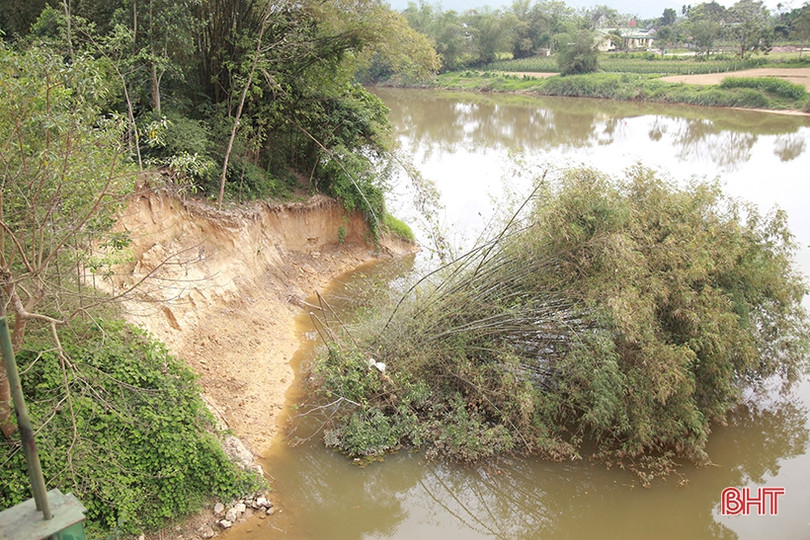 Sạt lở chân cầu treo Chợ Bộng, nhà dân chênh vênh bên bờ sông