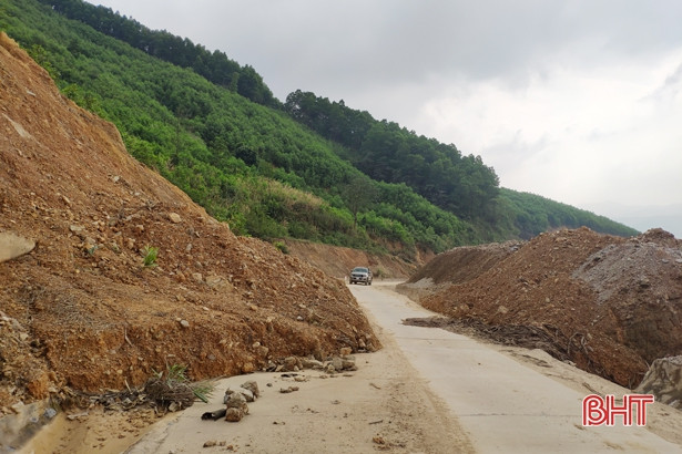 Sớm khắc phục điểm sạt lở, hoàn thành tuyến đường Phúc Trạch - Hương Liên