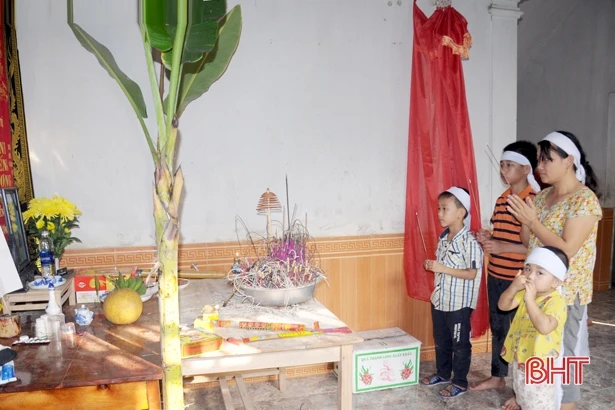 Bố đột ngột qua đời, người mẹ mù biết lấy gì nuôi 3 con thơ