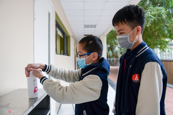Học sinh sử dụng nước rửa tay khô ngăn ngừa dịch Covid-19. Ảnh: Q.T. 6 tỉnh thông báo học sinh THPT đi học trở lại từ ngày 2/3