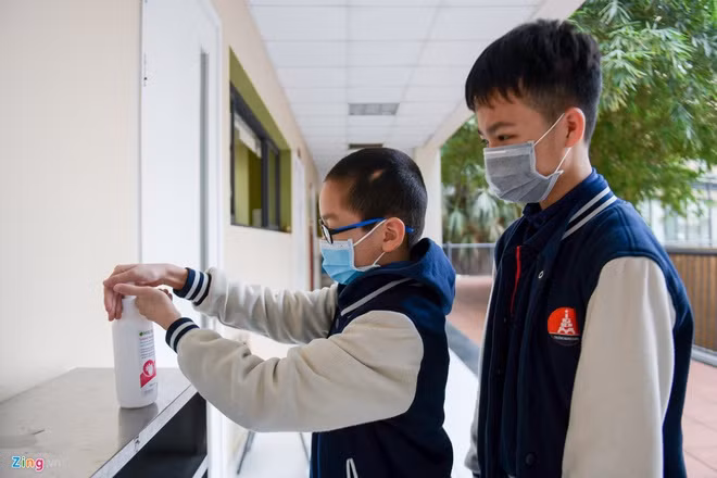 Học sinh sử dụng nước rửa tay khô ngăn ngừa dịch Covid-19. Ảnh: Q.T. 6 tỉnh thông báo học sinh THPT đi học trở lại từ ngày 2/3