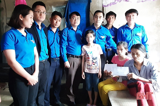 Trao 15 triệu đồng cho các đối tượng khó khăn đăng trên Báo Hà Tĩnh