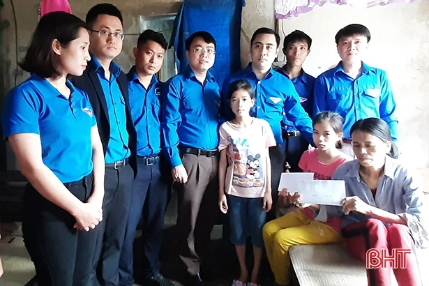 Trao 15 triệu đồng cho các đối tượng khó khăn đăng trên Báo Hà Tĩnh