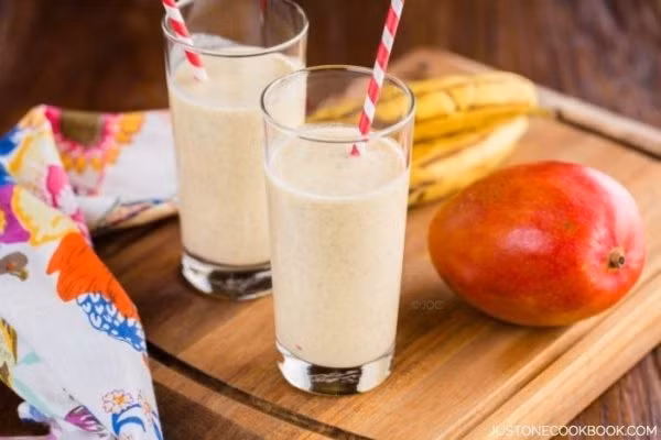 5 phút làm sinh tố dừa - xoài cho nàng da sáng, dáng thon