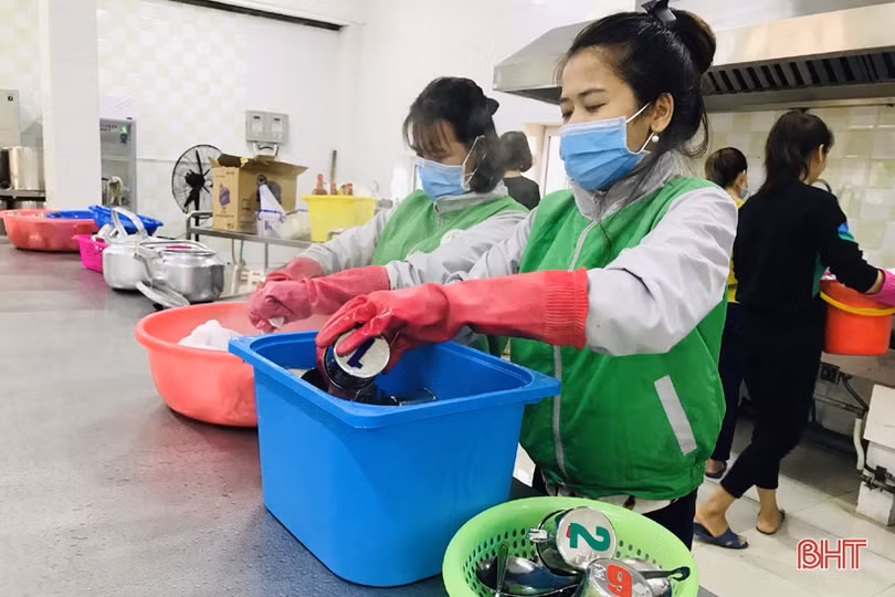 Cô giáo trường Mầm non Trí Đức bám trường trong mùa dịch