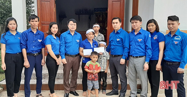 Trao 15 triệu đồng cho các đối tượng khó khăn đăng trên Báo Hà Tĩnh