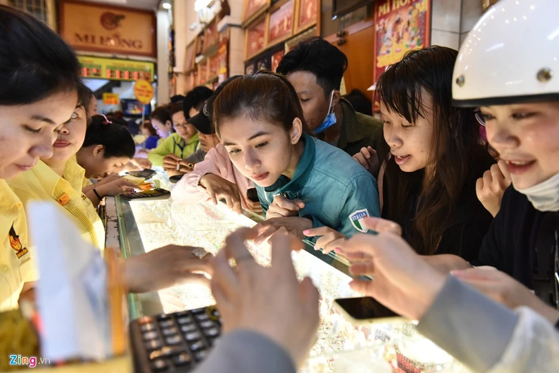 Giá vàng trong nước gần 50 triệu đồng/lượng, cao hơn giá vàng thế giới